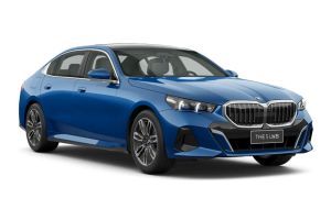 Front Right Quarter View Image of 5 Series