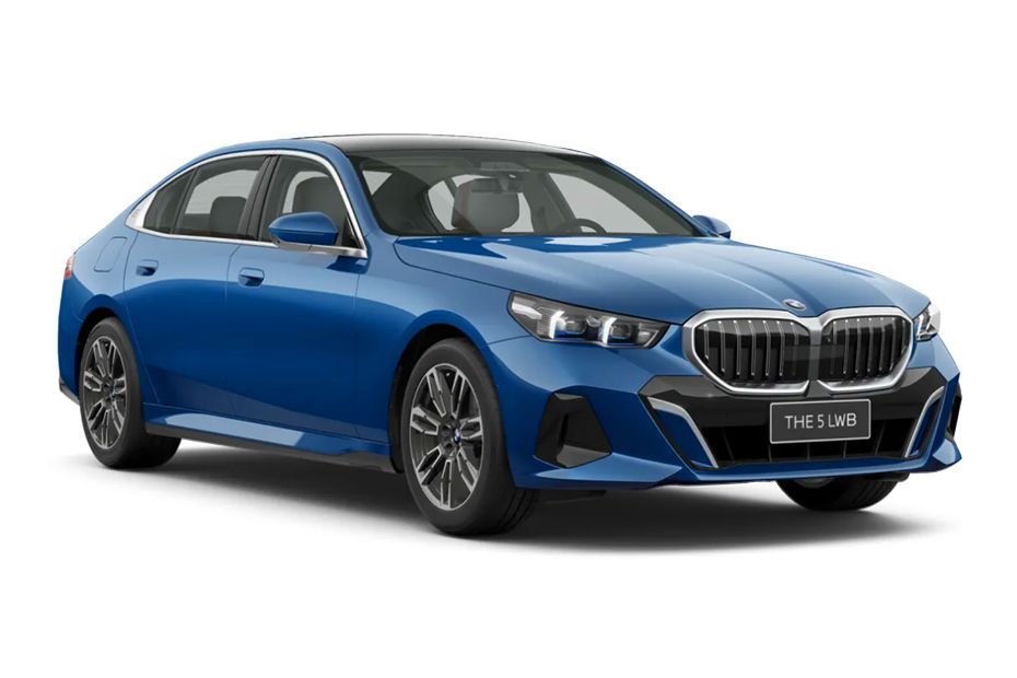 Front Right Quarter View Image of 5 Series