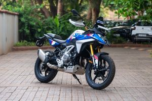 Front Right Quarter View of F 450 GS