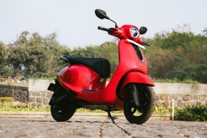 Front Right Quarter View of Chetak C2501