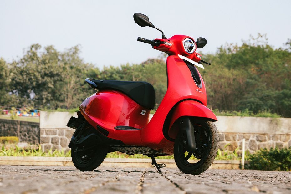 Front Right Quarter View of Chetak C2501