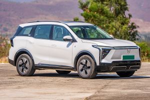 Front Right Quarter View Image of XEV 9S