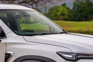 Front Windshield and Wiper Image of Majestor
