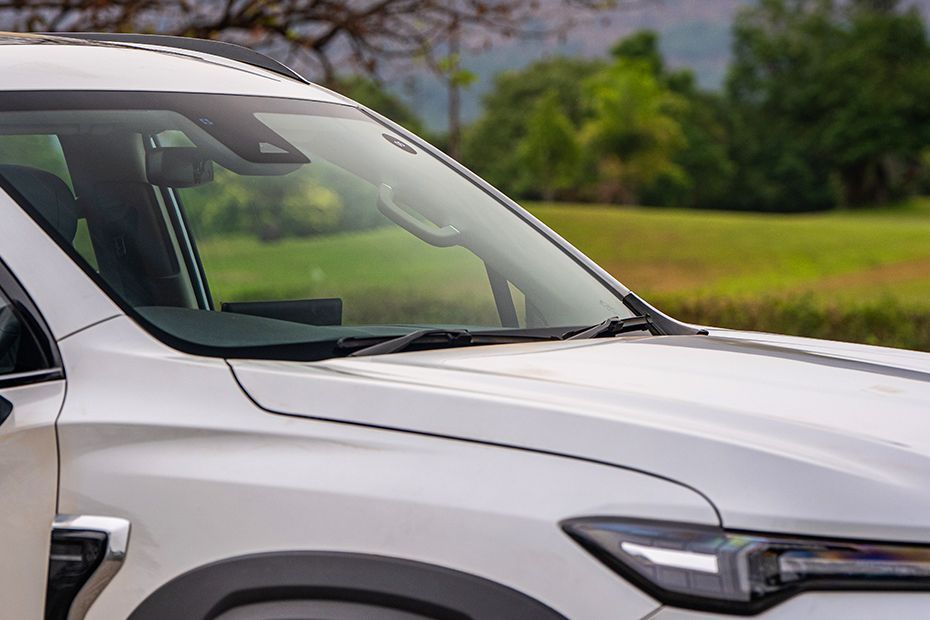 Front Windshield and Wiper Image of Majestor