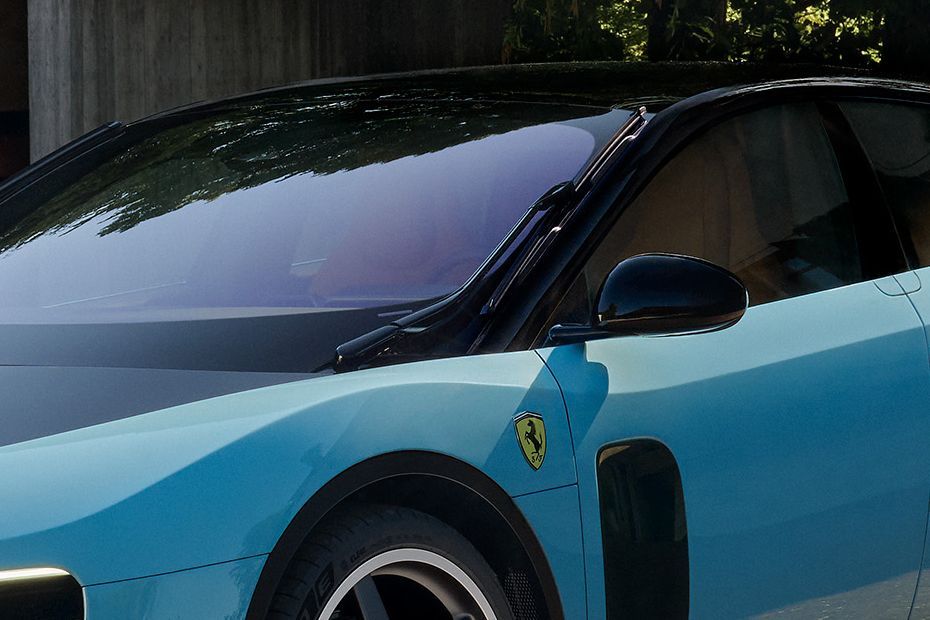 Front Windshield and Wiper Image of Luce