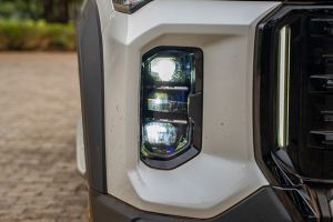 Headlight Image of Majestor
