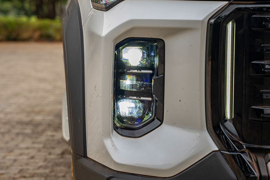 Headlight Image of Majestor
