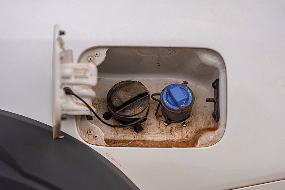Fuel Lid (Open) Image of Majestor