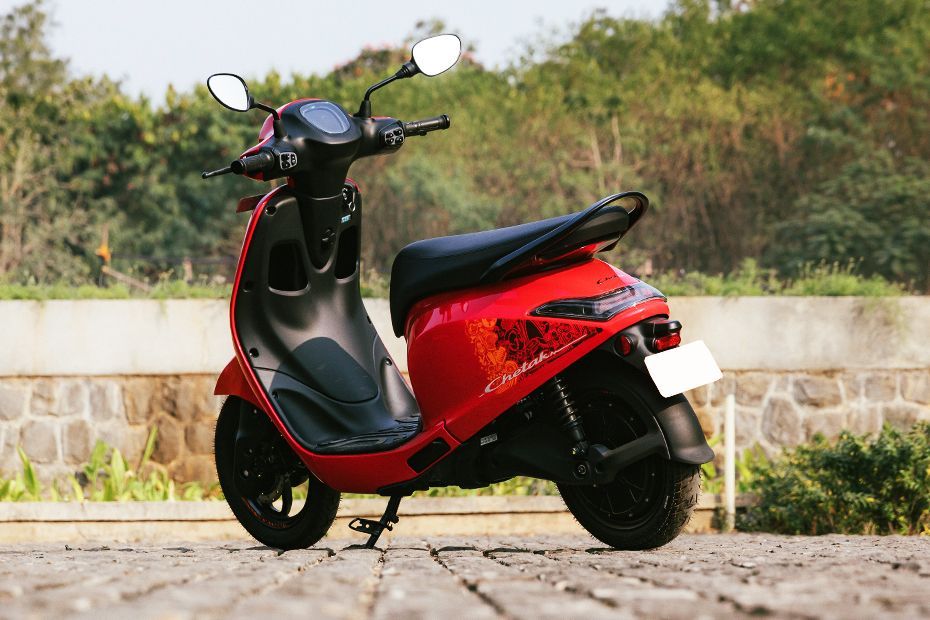 Rear Left Three Quarter View of Chetak C2501