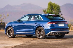 Rear Left Three Quarter View Image of SQ8