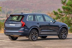 Rear Right Three Quarter View Image of XC90