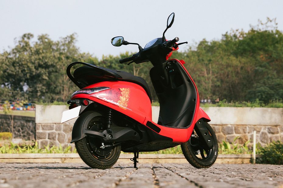 Rear Right Three Quarter View of Chetak C2501