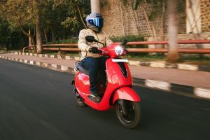 Riding: Front Right Quarter View of Chetak C2501