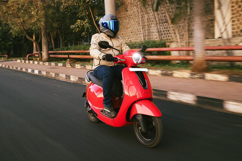 Riding: Front Right Quarter View of Chetak C2501