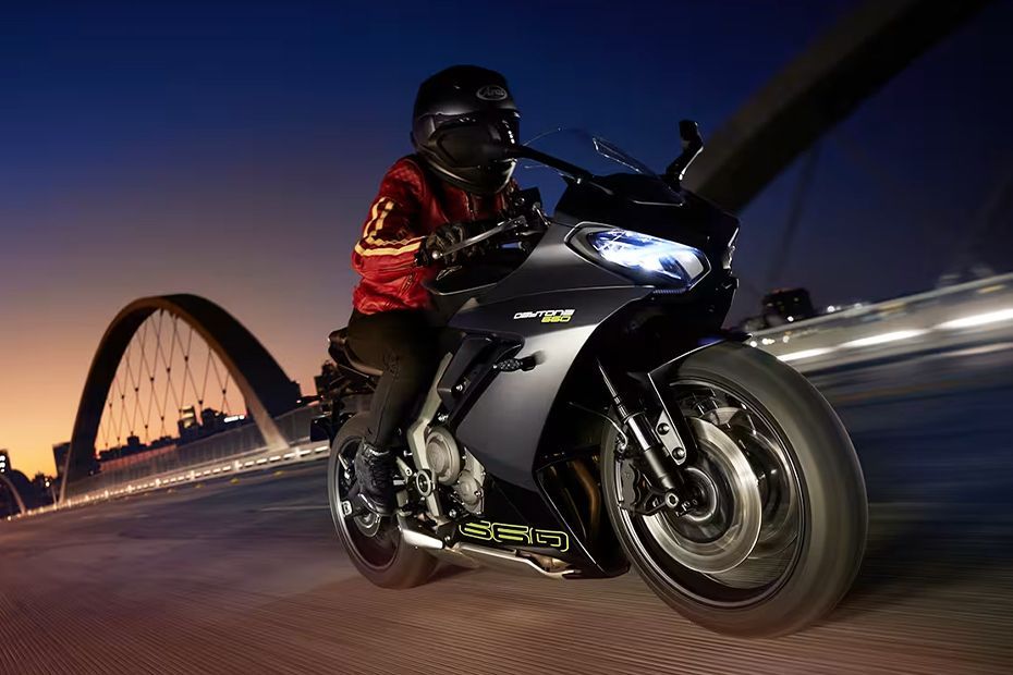 Riding: Front Right Quarter View of Daytona 660