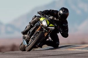 Riding: Front View of Speed Triple 1200
