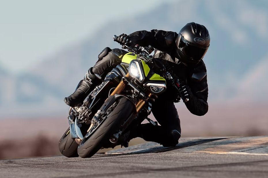 Riding: Front View of Speed Triple 1200