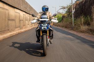 Riding: Front View of F 450 GS