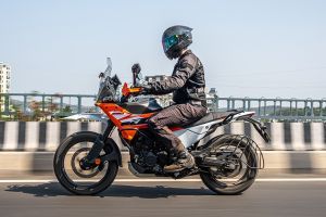 Riding: Side Profile(Left)View of 390 Adventure