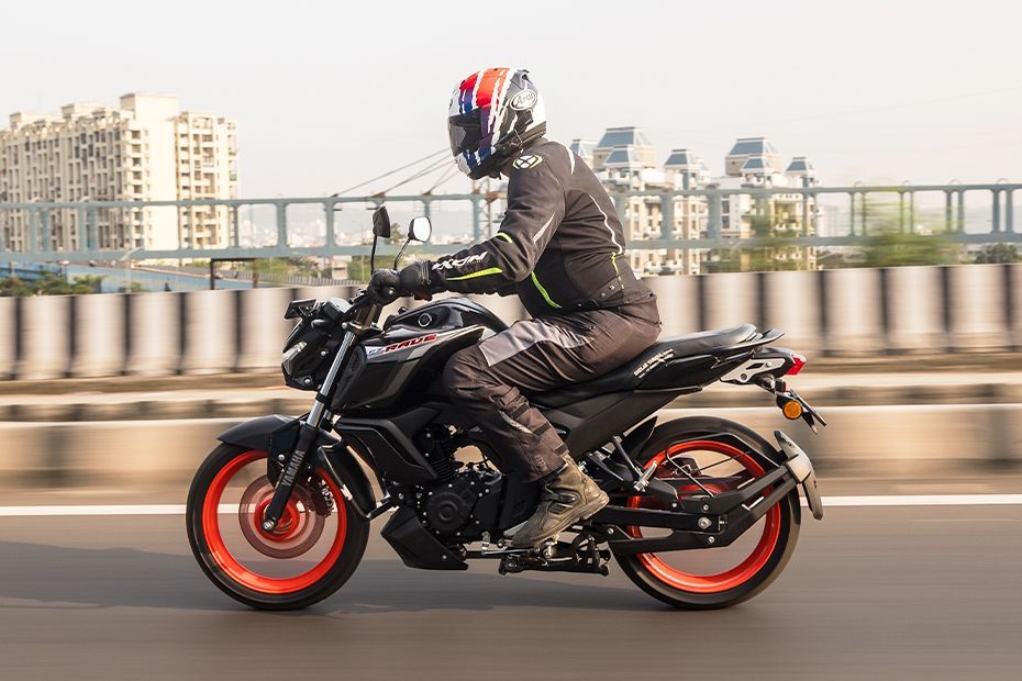 Riding: Side Profile(Left)View of FZ-RAVE