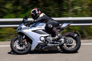 Riding: Side Profile(Left)View of Manx R