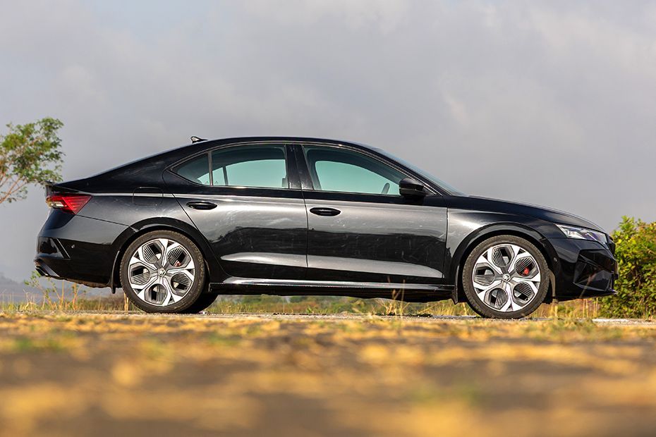 Side Profile View (Right) Image of Octavia RS