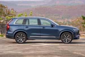 Side Profile View (Right) Image of XC90