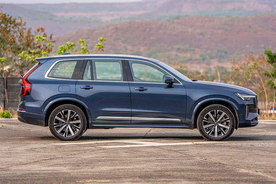 Side Profile View (Right) Image of XC90