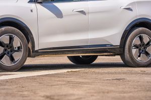 Side Skirt Image of XEV 9S