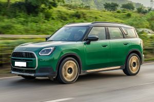 Driving: Front Left Quarter View Image of Countryman C