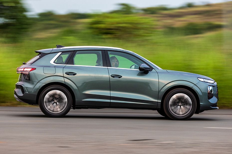 Driving: Side Profile (Right) View Image of Q3 2026