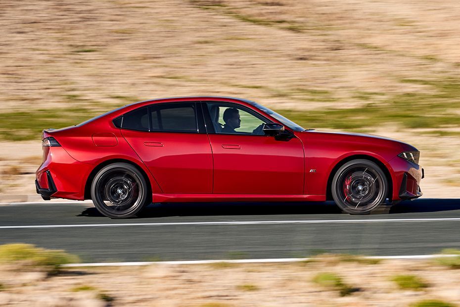 Driving: Side Profile (Right) View Image of 3 Series 2027