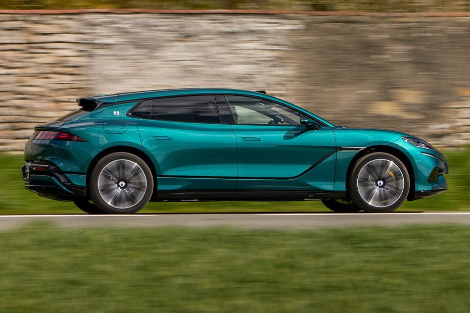 Driving: Side Profile (Right) View Image of Z9 GT