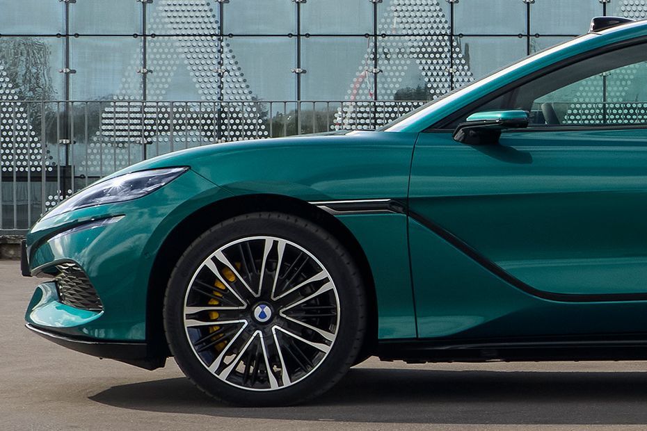 Front Fender Image of Z9 GT