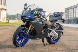 Front Left Quarter View View of YZF-R2