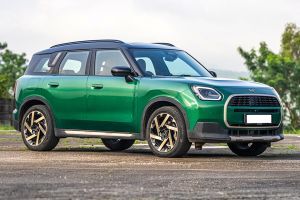 Front Right Quarter View Image of Countryman C