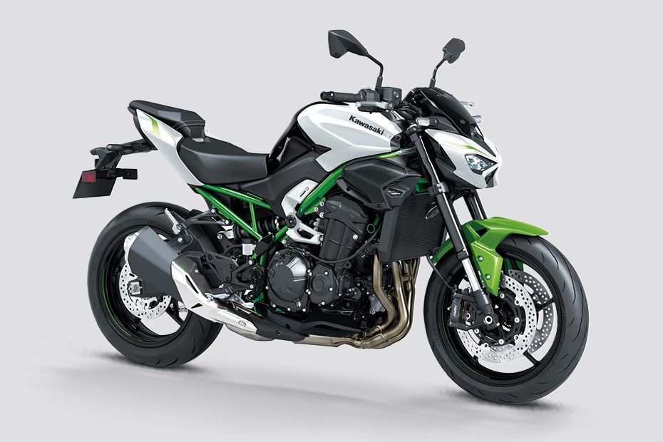 Front Right Quarter View of Z900