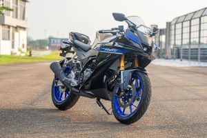 Front Right Quarter View of YZF-R2