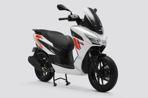 Front Right Quarter View of SXR GT 125