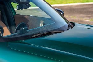 Front Windshield and Wiper Image of Countryman C