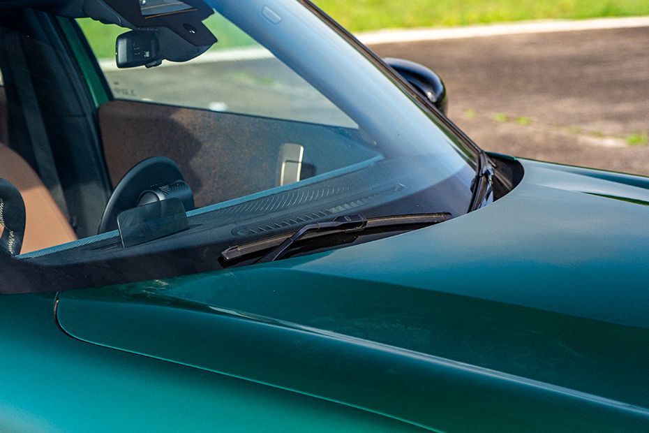 Front Windshield and Wiper Image of Countryman C