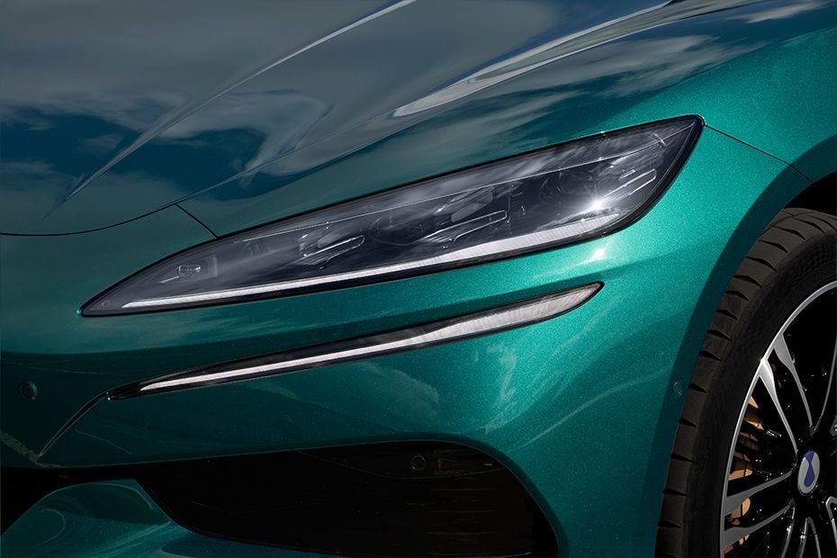 Headlight Image of Z9 GT