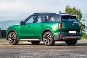 Rear Left Three Quarter View Image of Countryman C