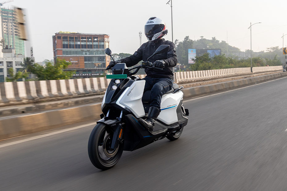 Riding: Front Left Quarter View of Hypevolt-R