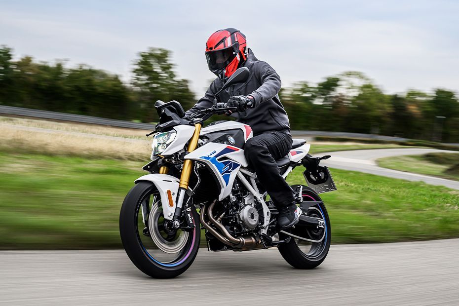 Riding: Front Left Quarter View of F 450 R