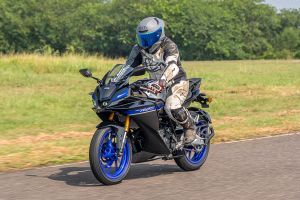 Riding: Front Left Quarter View of YZF-R2