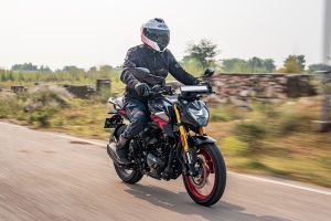 Riding: Front Right Quarter View of Xtreme 160R 4V