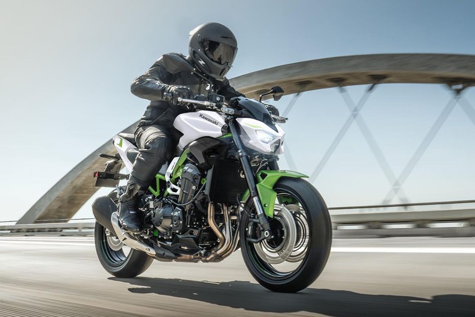 Riding: Front Right Quarter View of Z900