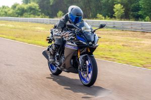 Riding: Front Right Quarter View of YZF-R2