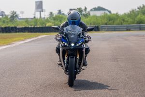 Riding: Front View of YZF-R2